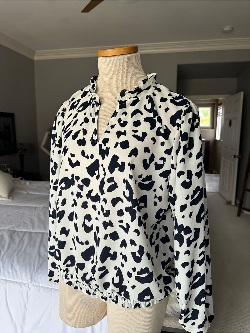 LOFT Black & White Animal Print Top size medium - Picture 4 of 9